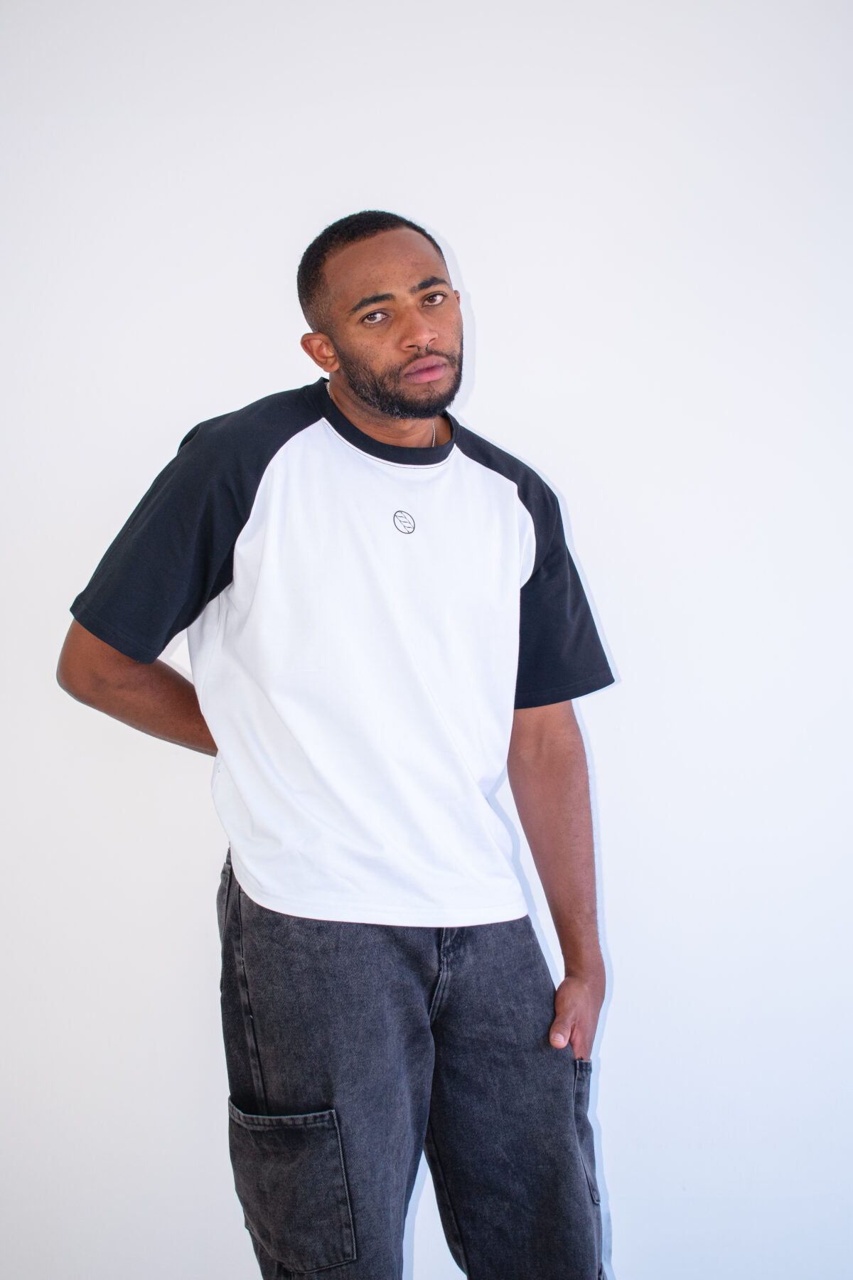 CREW RANGLAN TEE – NEGRO - Image 3
